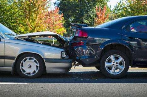 2020汽车追尾事故如何处理?车辆追尾如何承担责任?