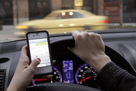 2020开车玩手机怎么处罚?法律规定开车不能做的行为有哪些?