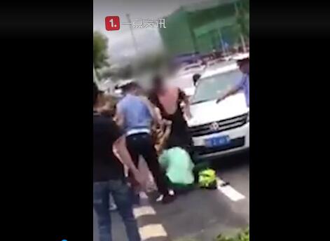 男子与3名女子街头互殴警察都拉不开 疑因争抢车位
