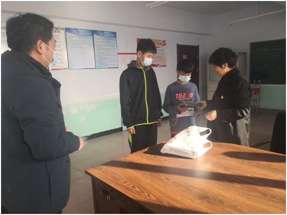 通化县人民法院关工委开展捐资助学活动